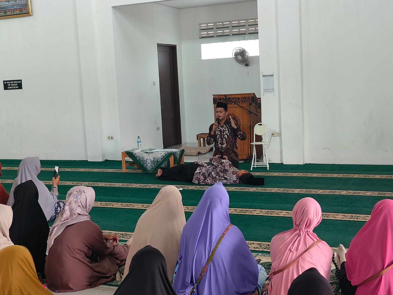 Sakit Bukan Halangan: Penghulu KUA Somagede Berbagi Teknik Sholat Ajz di Masjid Al Amanah