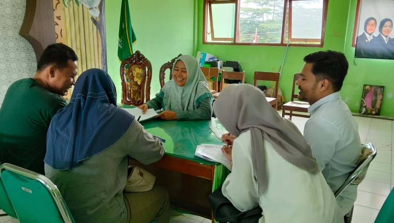 Penyuluh Agama KUA Ajibarang Bekali Dua Pasang Catin