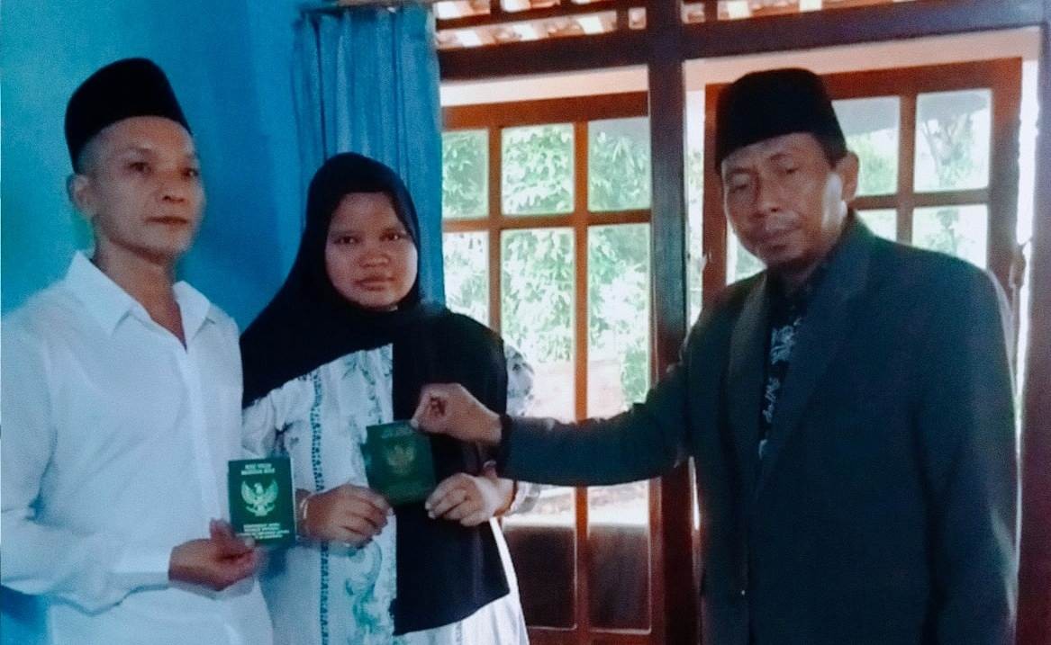 Kepala KUA Ajibarang Sahkan Nikah Pasangan Indonesia–Tiongkok di Dusun Rocekan