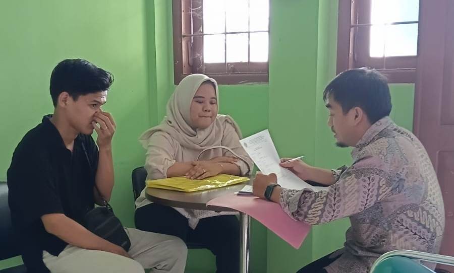 Penghulu KUA Ajibarang Teliti Berkas Sepasang Catin dengan Seksama