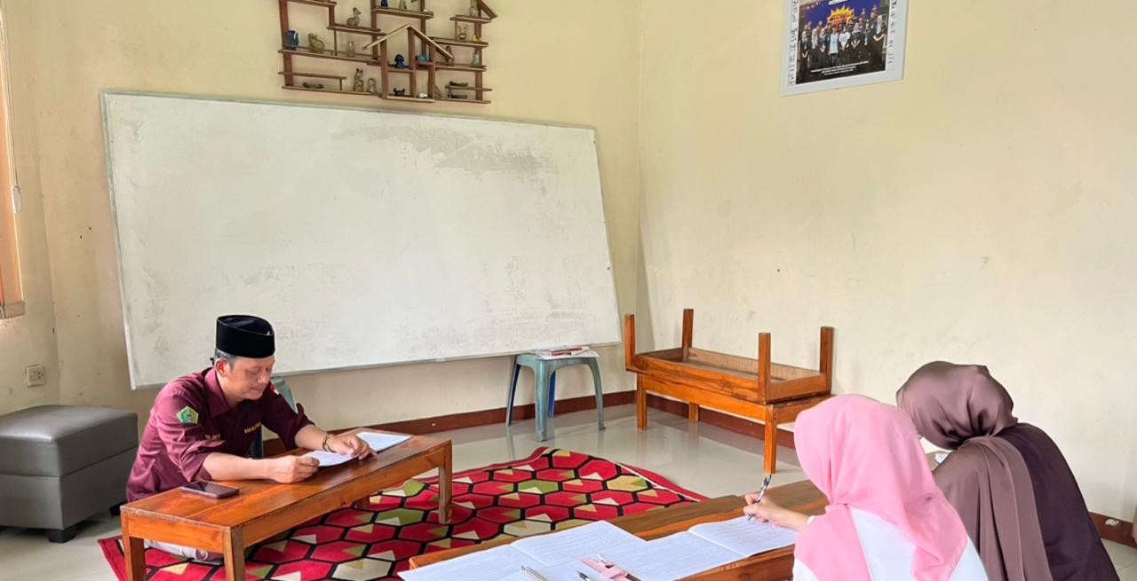 Kajian Kitab Risalatul Mahid Bahas Fiqih Kewanitaan di Desa Silado