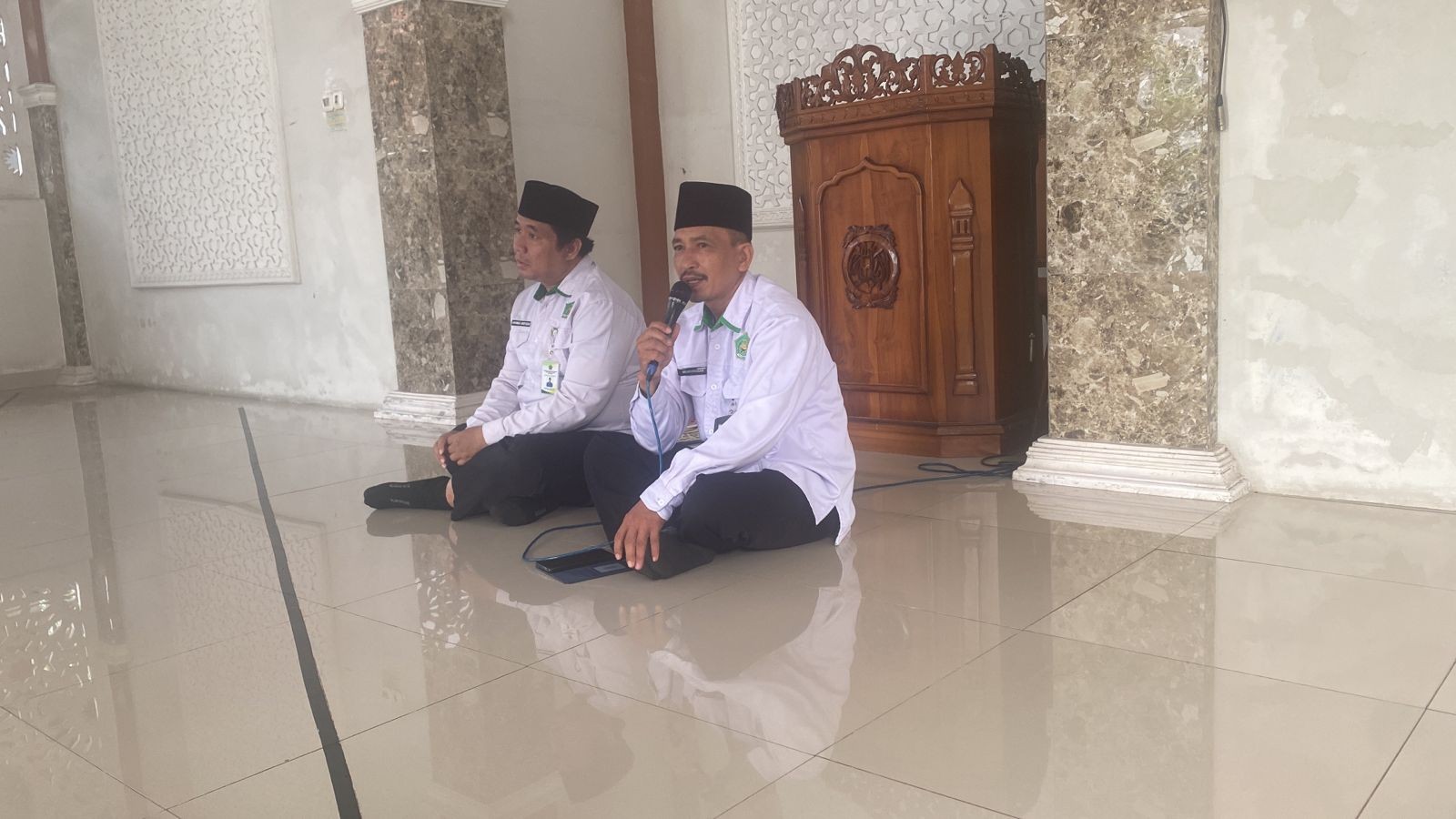 Penyuluh KUA Tambak Kultum di Masjid Kemenag Setelah Apel Pagi