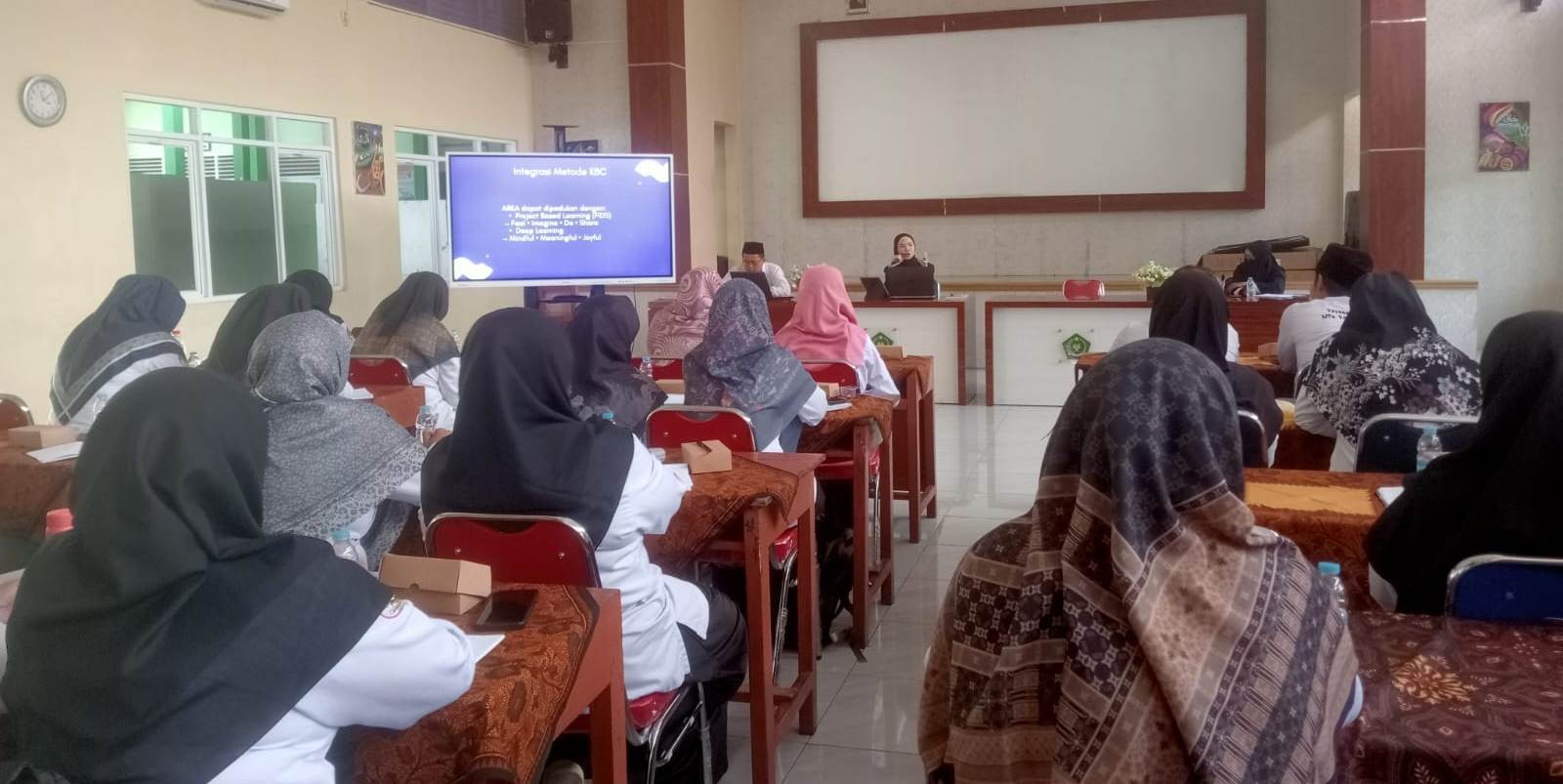 Wujudkan Pembelajaran Inovatif, Guru MTs Manbaul Falah Gerduren Hadiri MGMP Akidah Akhlak di MTs N 1 Banyumas