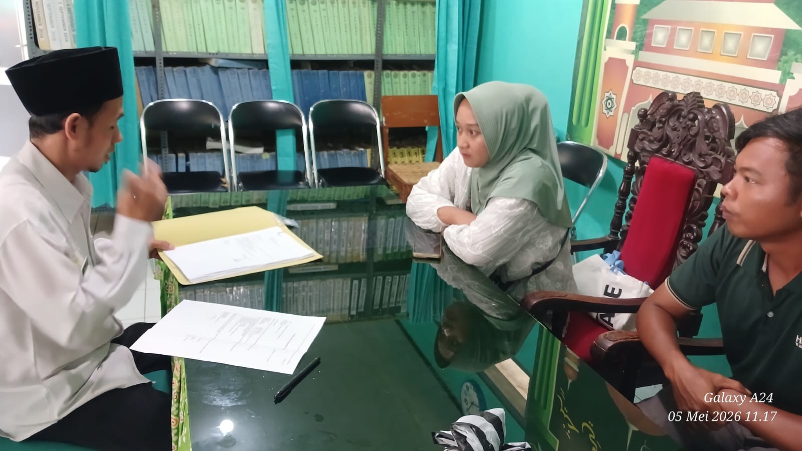 Verifikasi Administrasi: KUA Sumpiuh Pastikan Keabsahan Berkas Catin asal Desa Ketanda
