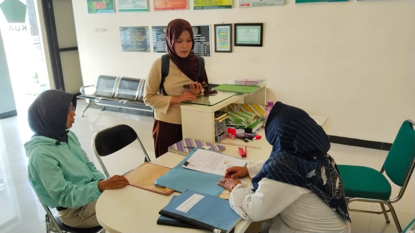 Staf KUA Jatilawang Layani Perubahan Tanggal Lahir pada Buku Nikah