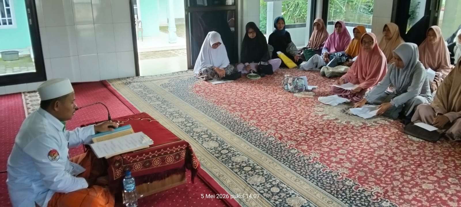 Mempererat Silaturahmi Lewat Adab Menjenguk Orang Sakit: Penyuluhan di MT Hijrotunnisa Cihonje