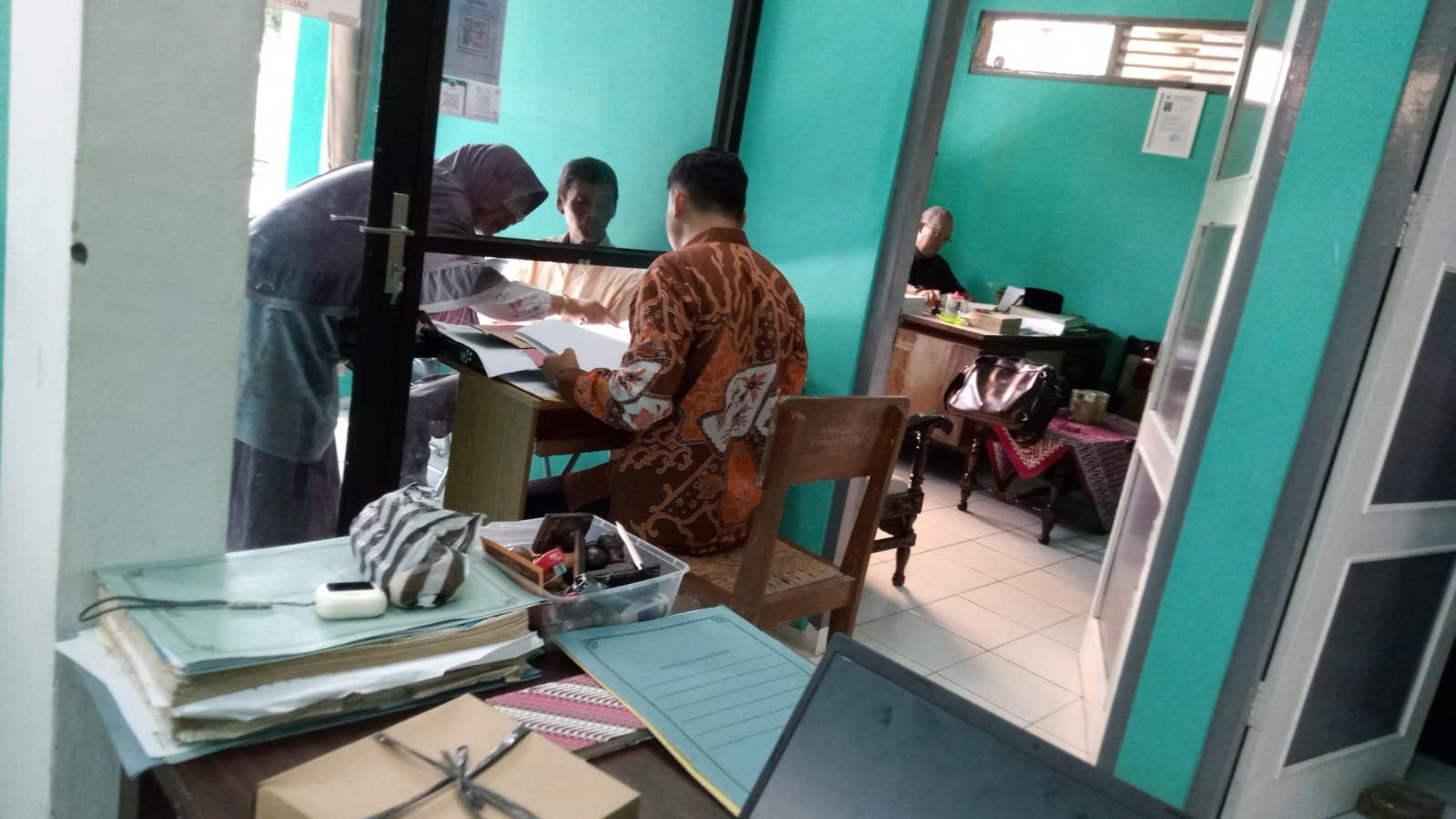 Dedikasi Layanan: Kepala KUA Fasilitasi Perbaikan Nama pada Buku Nikah Warga