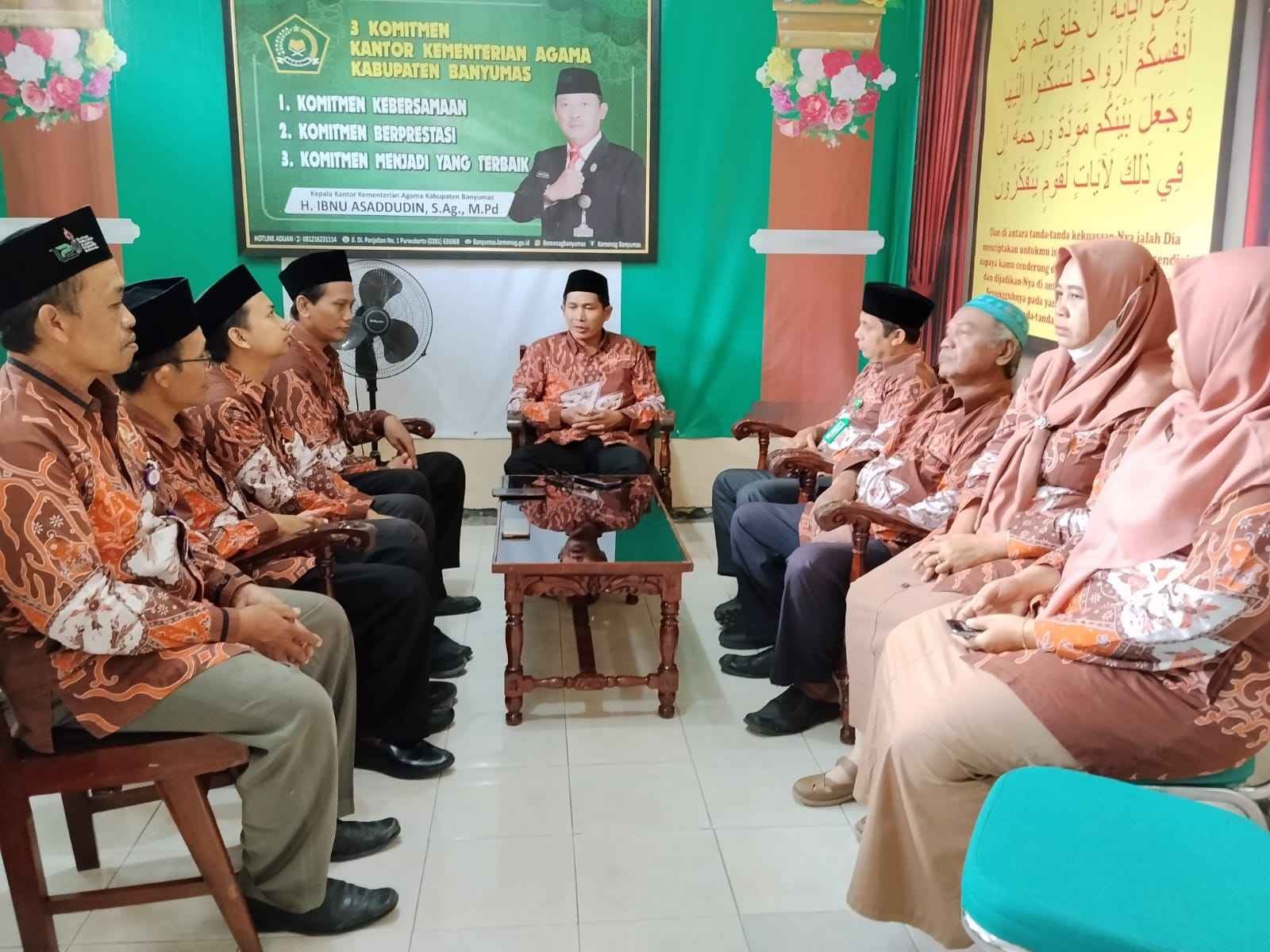 KUA Gumelar Gelar Rakor Evaluasi, Targetkan Pelayanan Publik yang Lebih Primadona