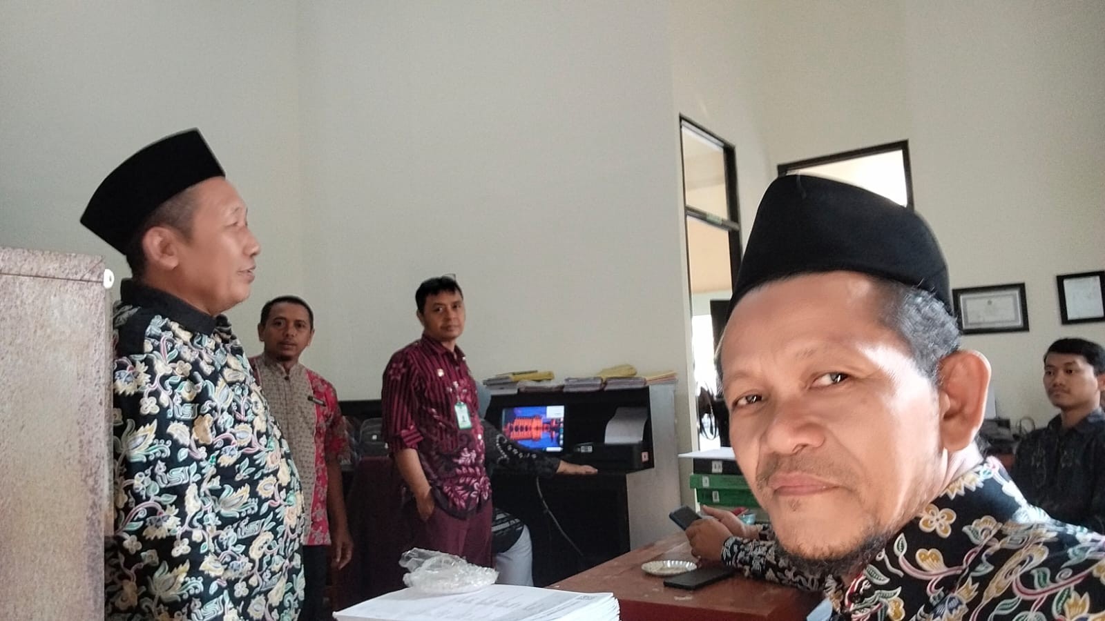 Senyum, Sapa, Canda dan Tawa Sambut Pegawai Baru di KUA Jatilawang