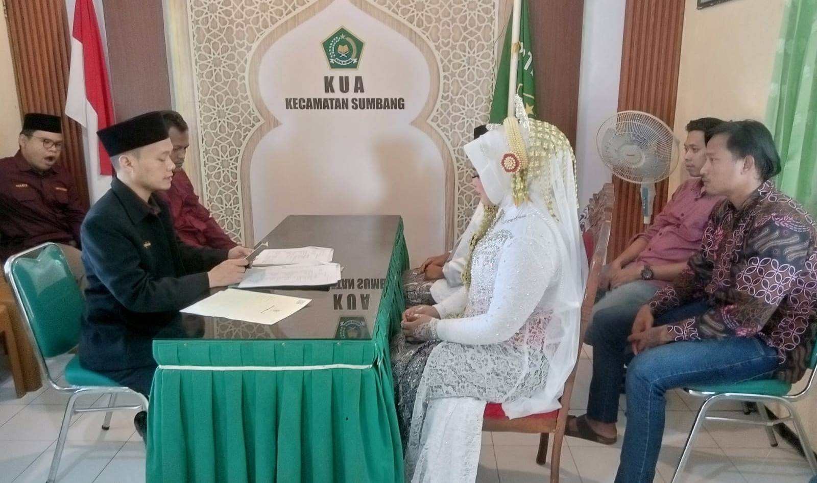 Dua Pasang Pengantin Ijab Qabul di Balai Nikah KUA Sumbang