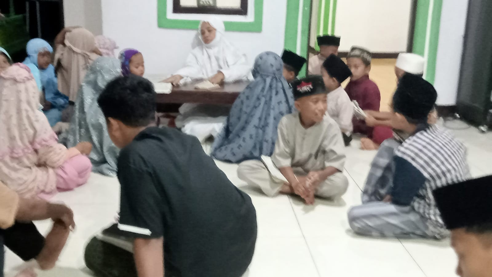 Lentera Maghrib di Selandaka: Sentuhan Personalisasi Mengaji Bersama Penyuluh Agama Islam