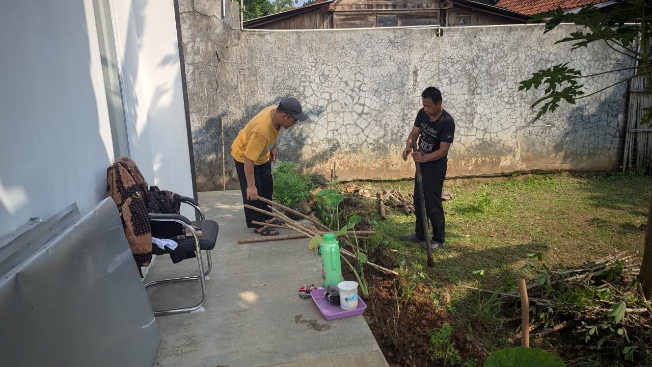 Aksi Gotong Royong Pegawai KUA Wujudkan Lingkungan Kantor yang Asri