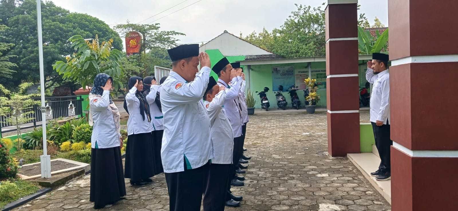 KUA Banyumas Tanamkan Tiga Komitmen Utama Kemenag RI Lewat Apel Pagi