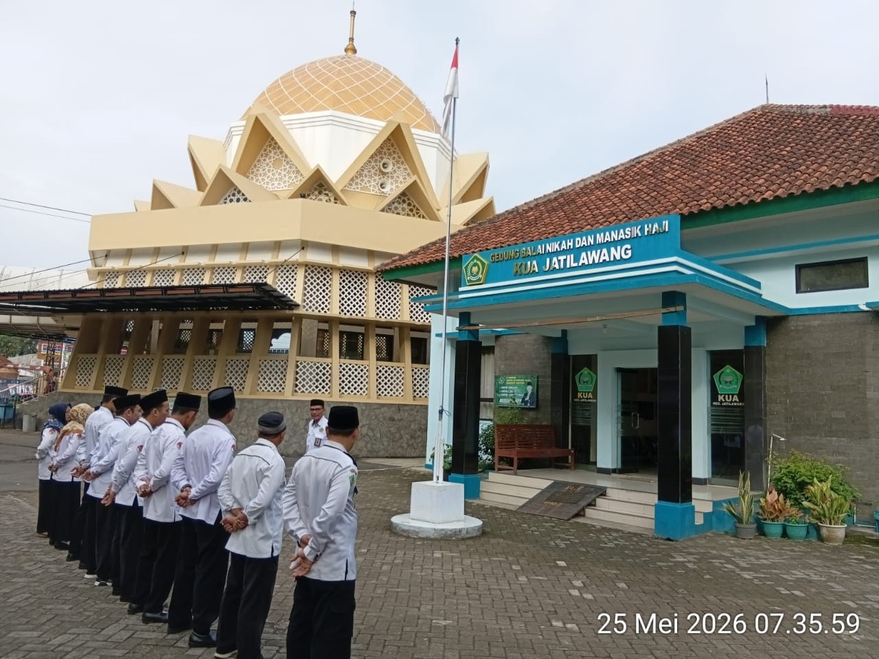 Penyuluh Ikuti Apel Pagi, Kepala KUA Jatilawang Sampaikan Semangat Kerja, Bahagia, dan Jaga Kesehatan