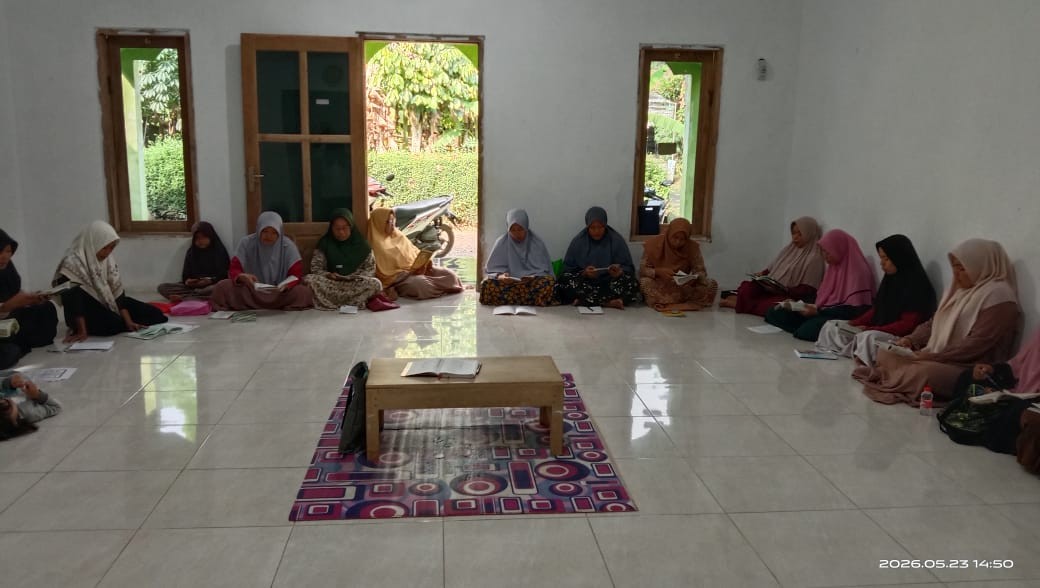 Jamaah MT Nur Rahmah Somakaton Dalami Fawatihussuwar Bersama Penyuluh KUA