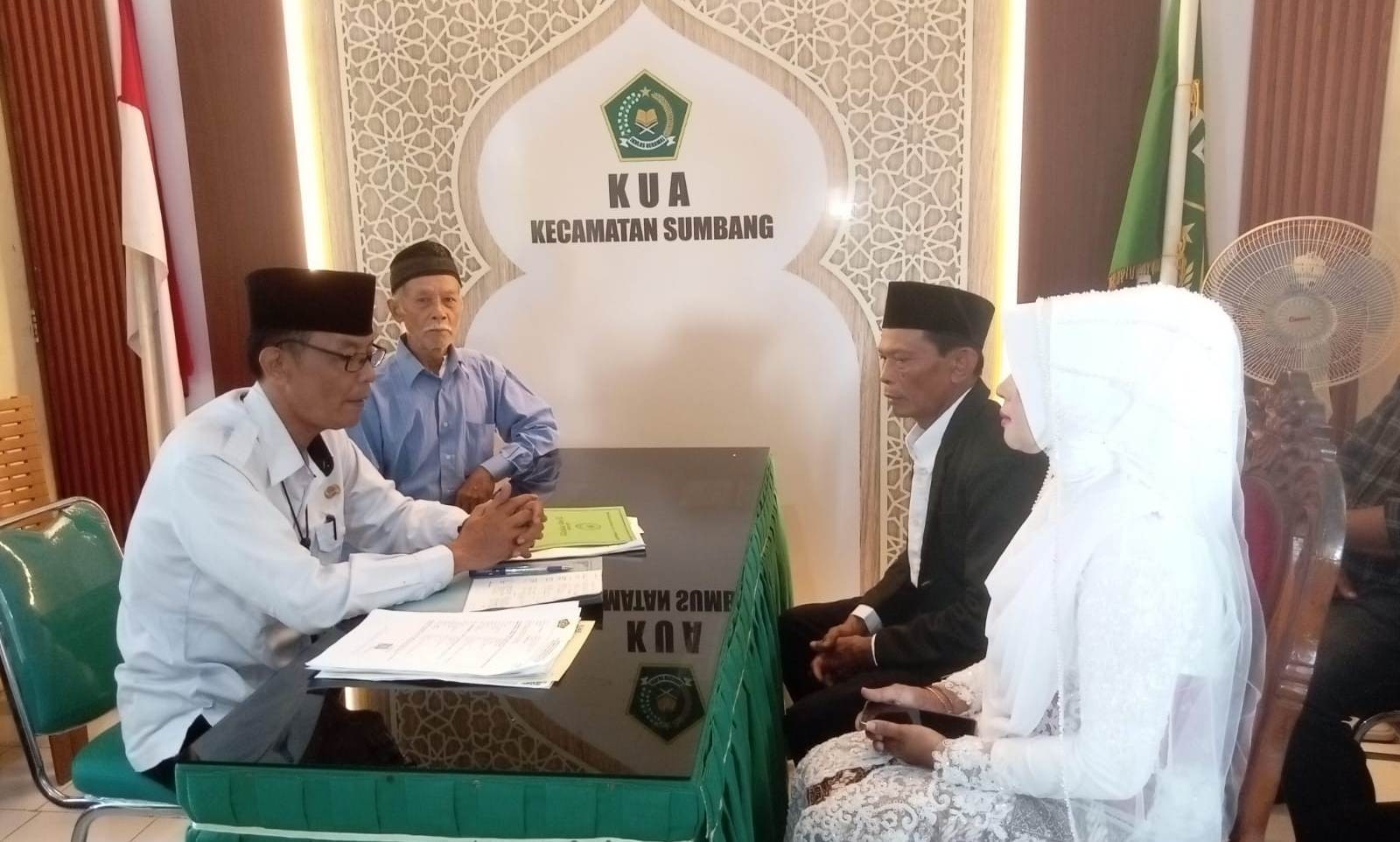 Tangis Kebahagiaan Iringi Ijab Qabul Dua Pasang Pengantin di Balai Nikah KUA Sumbang