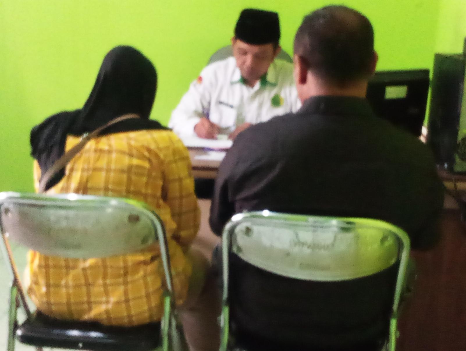 Pastikan Kesesuaian Data, KUA Lakukan Pemeriksaan Berkas Administrasi Catin