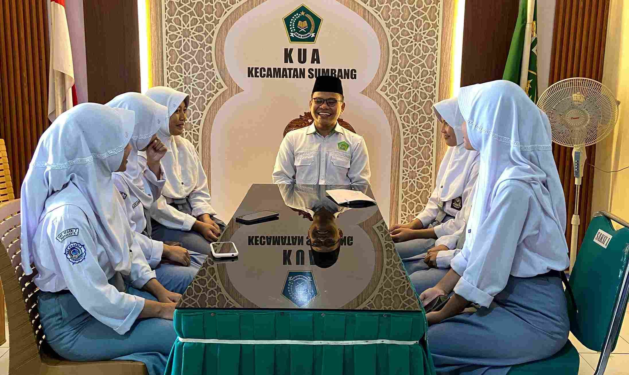 Kunjungan Siswi SMA N 3 Purwokerto ke KUA Sumbang, Perdalam Keilmuan Tentang Pernikahan