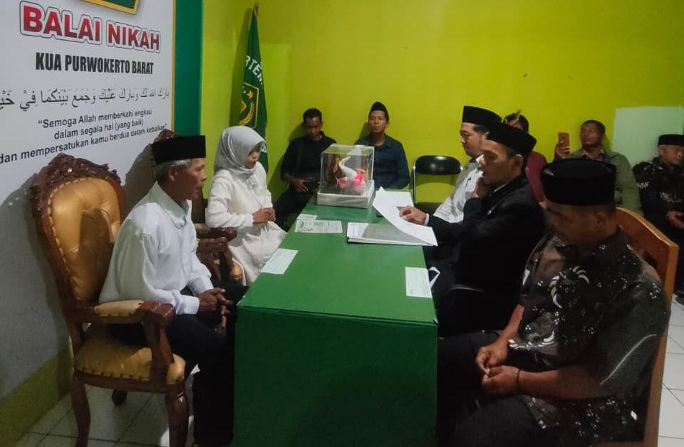 Senyum Bahagia Sepasang Pengantin Usai Akad Nikah