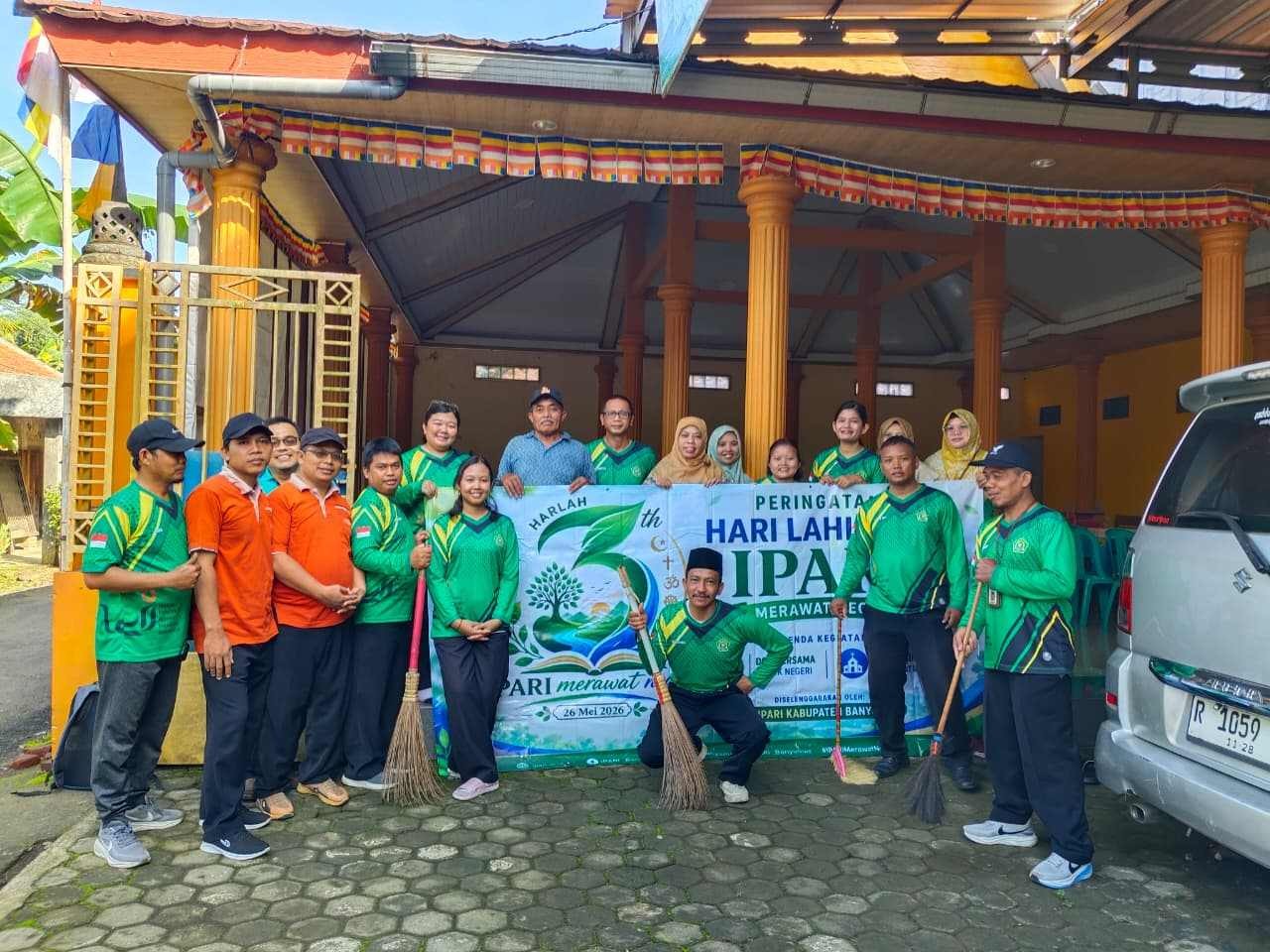 Wujud Toleransi, Penyuluh Lintas Iman Banyumas Gelar Aksi Bersih-Bersih di Vihara Setia Dana