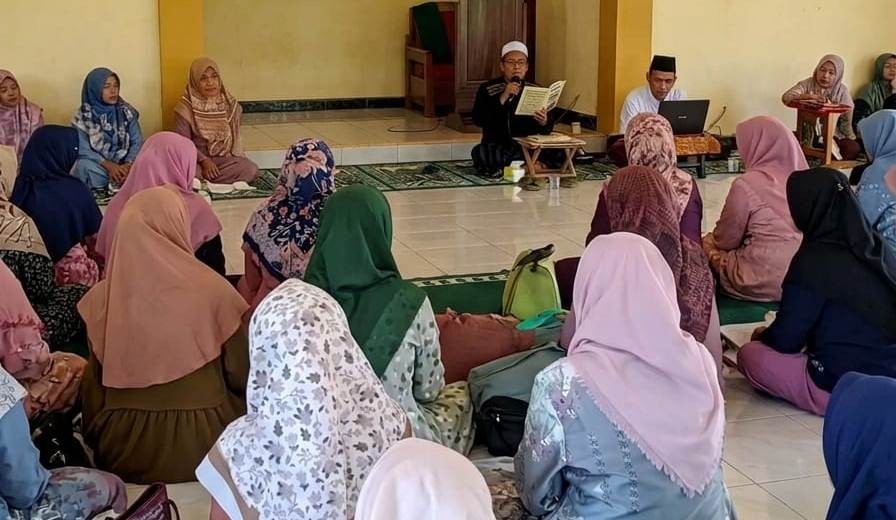 Puluhan Muslimat dan Fatayat Padawaras Bedah Tuntas Fiqih Aurat Wanita Bersama KUA Gumelar
