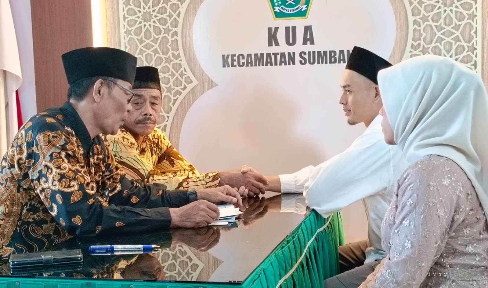Dua Kalimat Syahadat dan Istighfar Menjadi Pembuka Dua Pernikahan di Balai Nikah KUA Sumbang