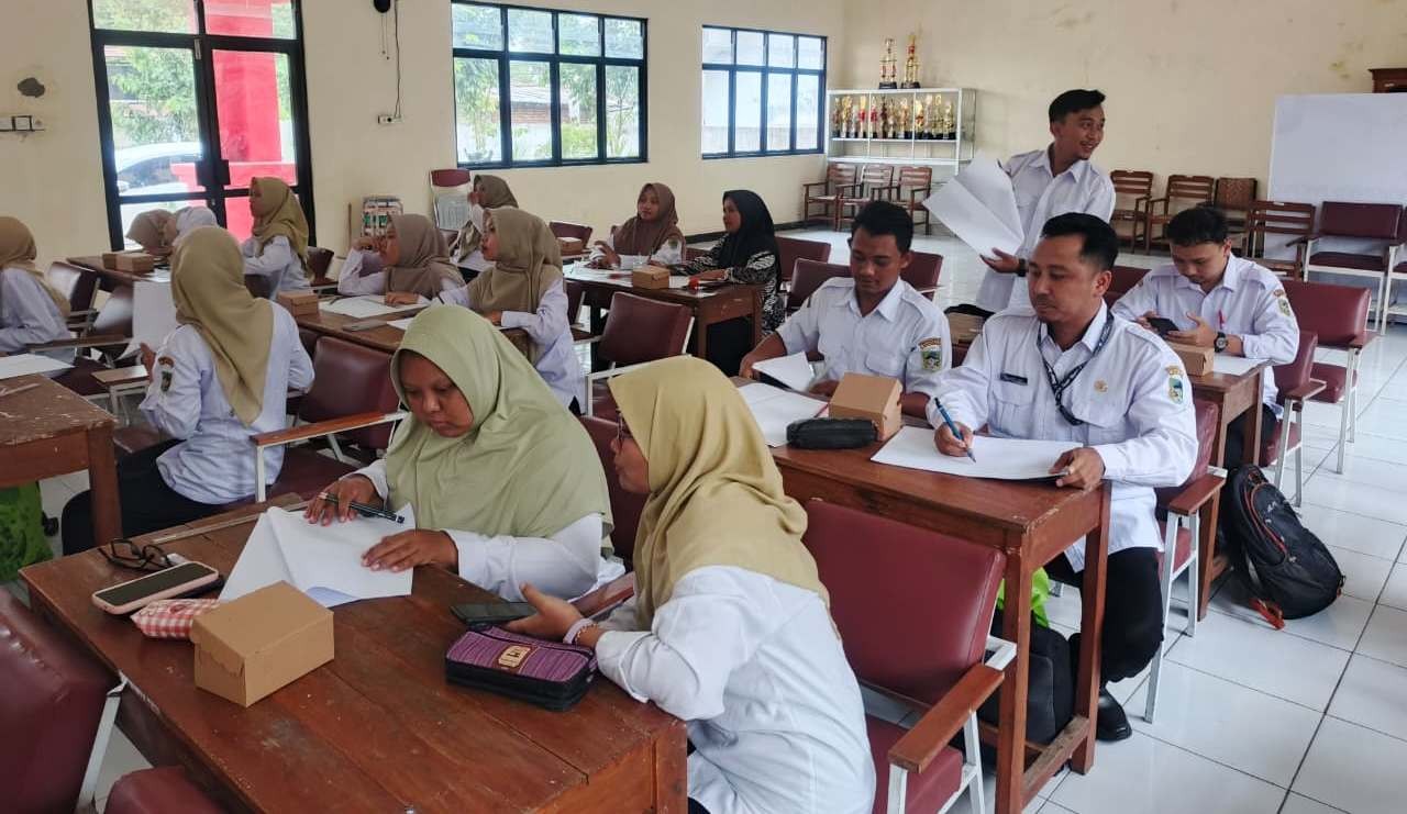 Tingkatkan Kompetensi Seni Islami, KKG PAI SD Sumbang Gelar Pelatihan Kaligrafi Dekoratif