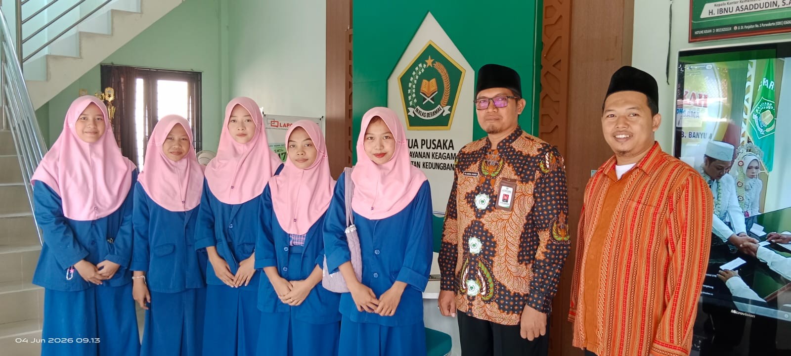 KUA Kedungbanteng Sambut Kunjungan Edukatif Siswi SMK Negeri 3 Purwokerto