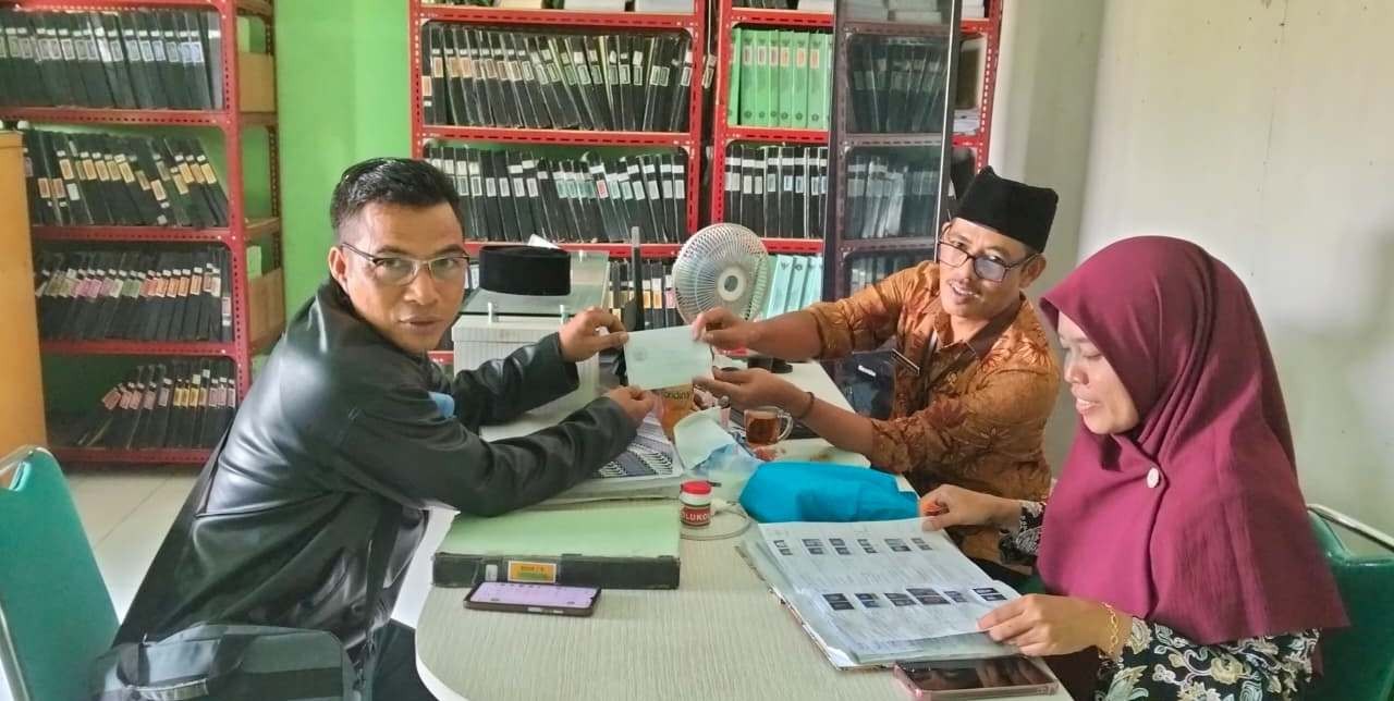 Kolaborasi Pegawai KUA: Penyerahan dan Pemeriksaan Buku Nikah