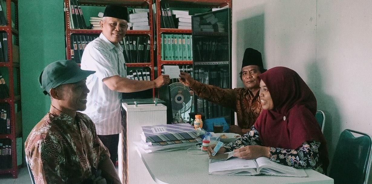 KUA Ajibarang Layani Penyerahan Buku Nikah dan Pengajuan Duplikat