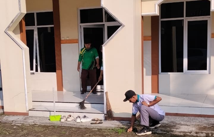 Semangat Gotong Royong, Penyuluh Agama dan Staf KUA Kedungbanteng Gelar GEBER di Masjid Nurul Ikhlas