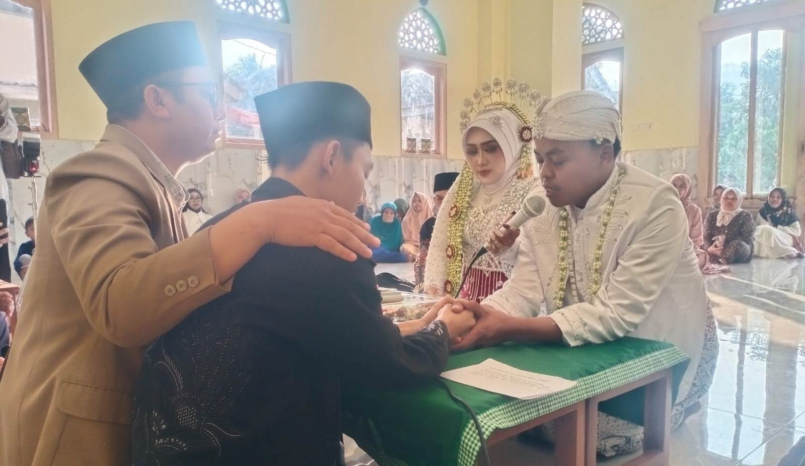 Wali Muda Didampingi, Akad Berlangsung Khidmat