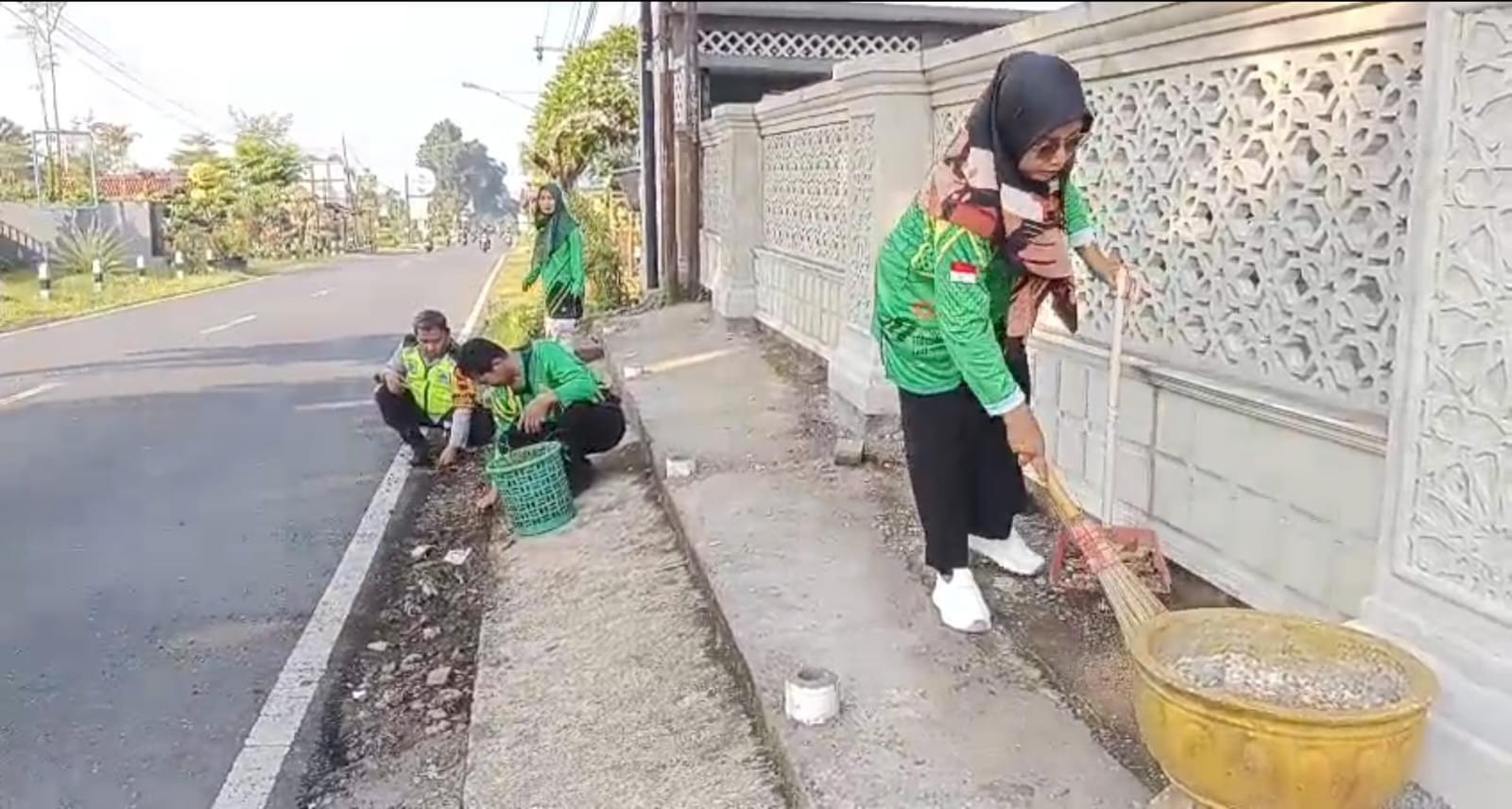 Peringati Hari Lingkungan Hidup Sedunia, Penyuluh KUA Baturraden Bersihkan Sampah di Halte Bustrans dan Jalur Wisata