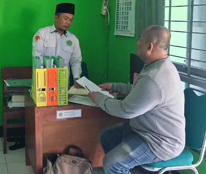 Daftar Anak Sekolah, Warga Bantarsoka Urus Duplikat Buku Nikah