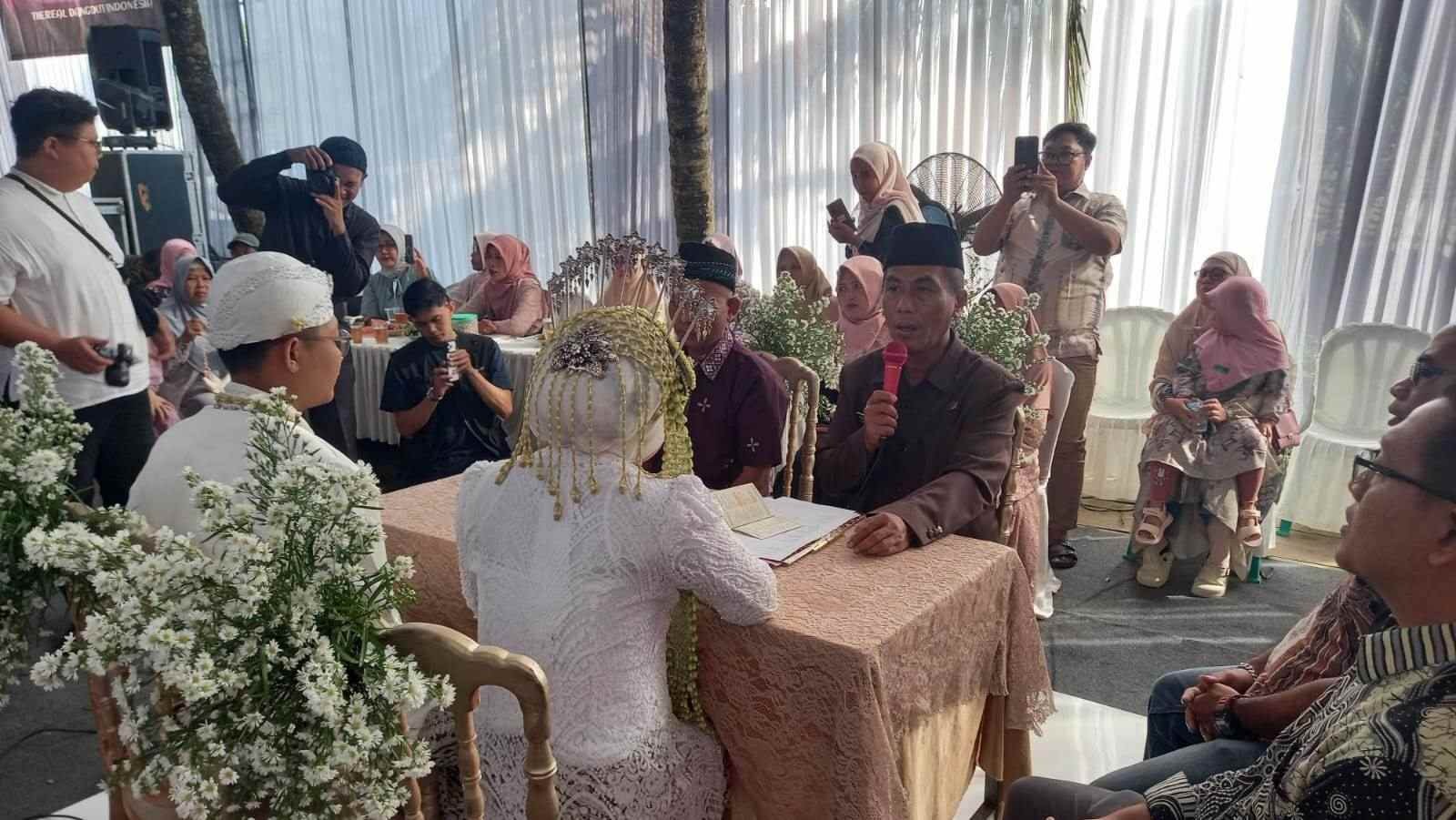 Pimpin Prosesi Ijab Qobul di Lembah Ciarus, Randegan, Kepala KUA Wangon Tempuh Rute yang Menantang