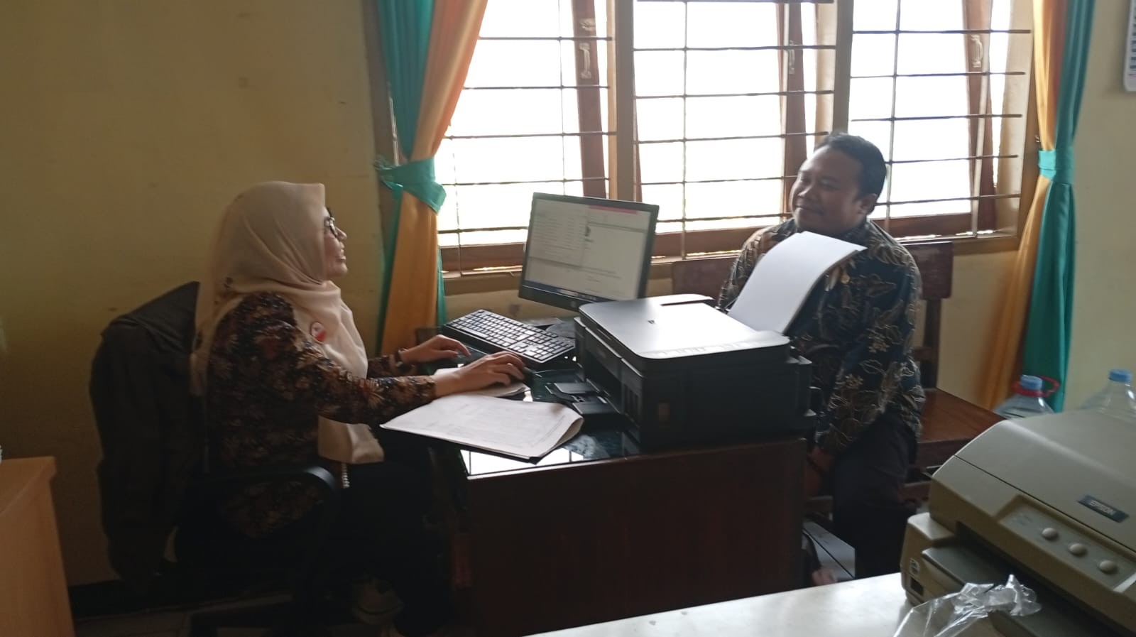 Koordinasi Terkait Bimwin: Staf dan Penyuluh KUA Wangon Tingkatkan Materi Bimbingan