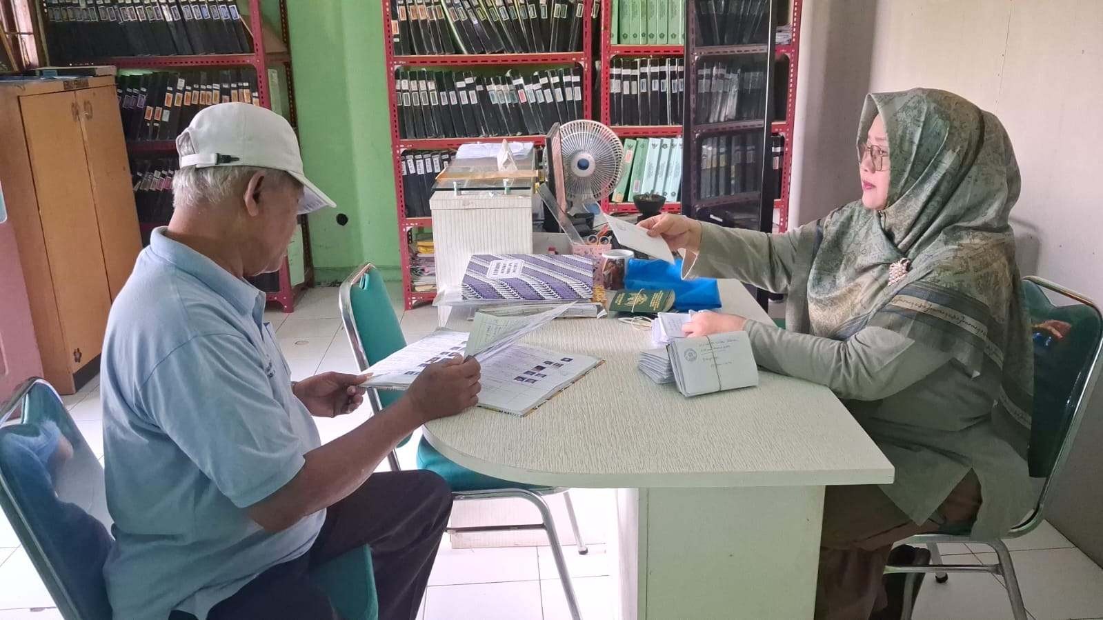 Ramah dan Cepat: KUA Ajibarang Permudah Proses Pengambilan Buku Nikah