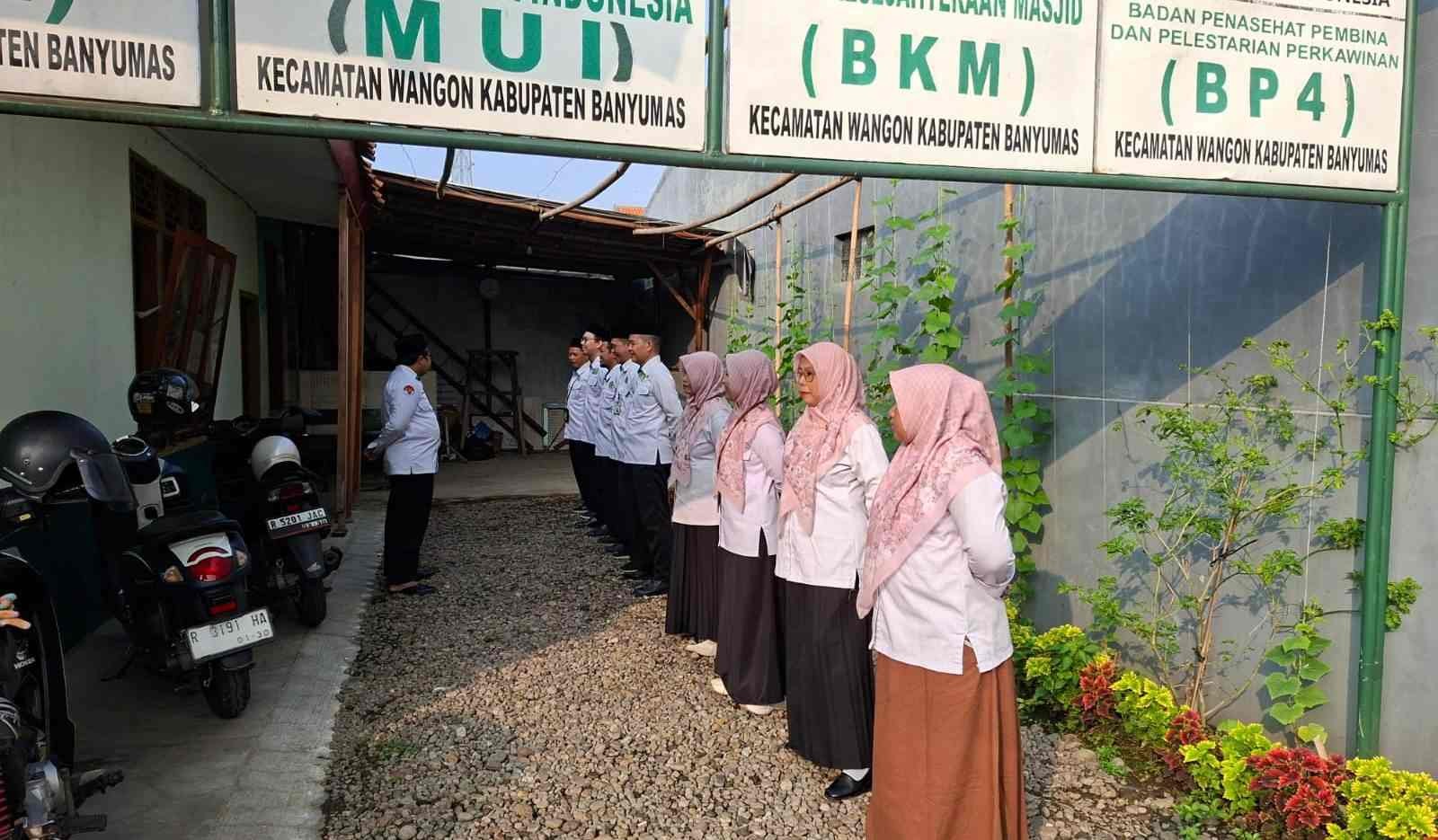 Ingatkan Filosofi Kerja adalah Wirid; Penyuluh Pimpin Apel Pagi di KUA Wangon