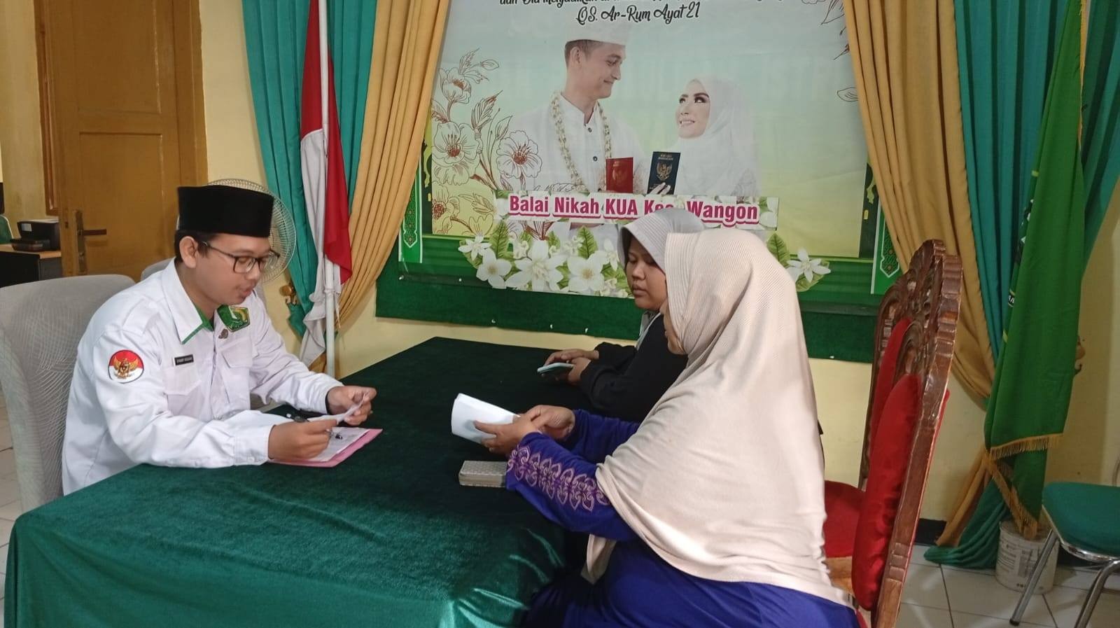 Penghulu Muda Wangon Beri Konsultasi Pendaftaran Menikah Kurang dari Sepuluh Hari Kerja