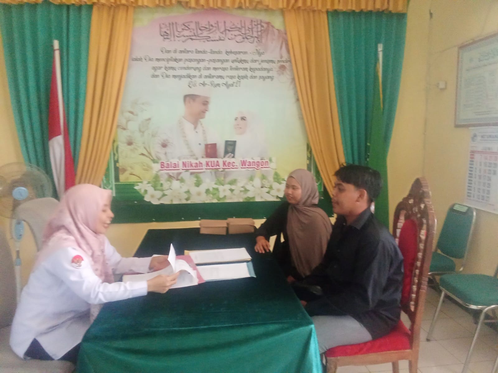 Pemeriksaan Berkas Pendaftaran Nikah oleh Staf KUA Wangon Penuh Keramahan