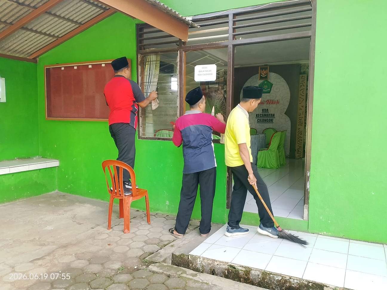 KUA Cilongok Gelar Jumat Bersih untuk Tingkatkan Kualitas Pelayanan