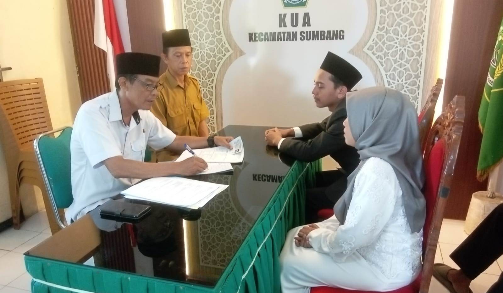 Senin Kliwon, Dua Pasangan Pengantin Laksanakan Ijab Kabul di Balai Nikah KUA Sumbang
