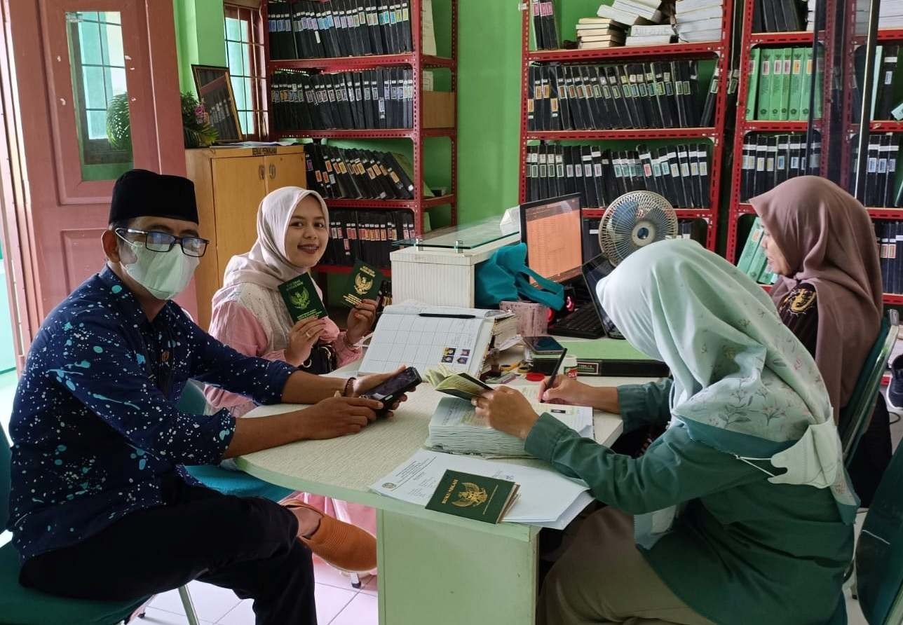 Warga Lesmana Resmi Terima Buku Nikah di KUA Ajibarang