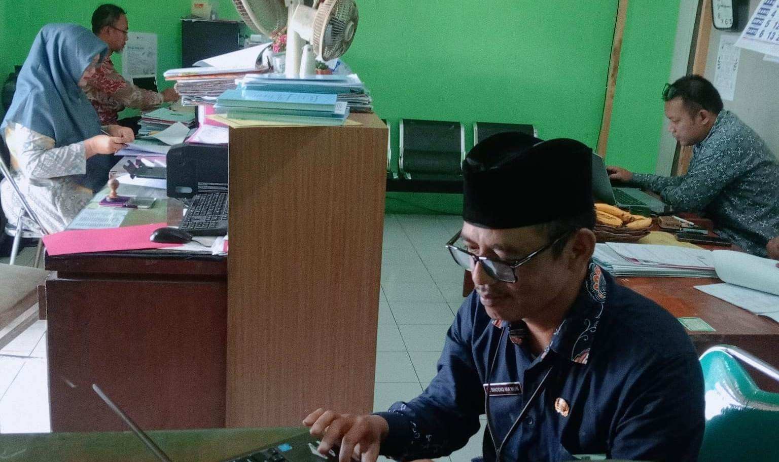 KUA Ajibarang Manfaatkan Waktu Longgar untuk Susun Laporan SKP TW 2