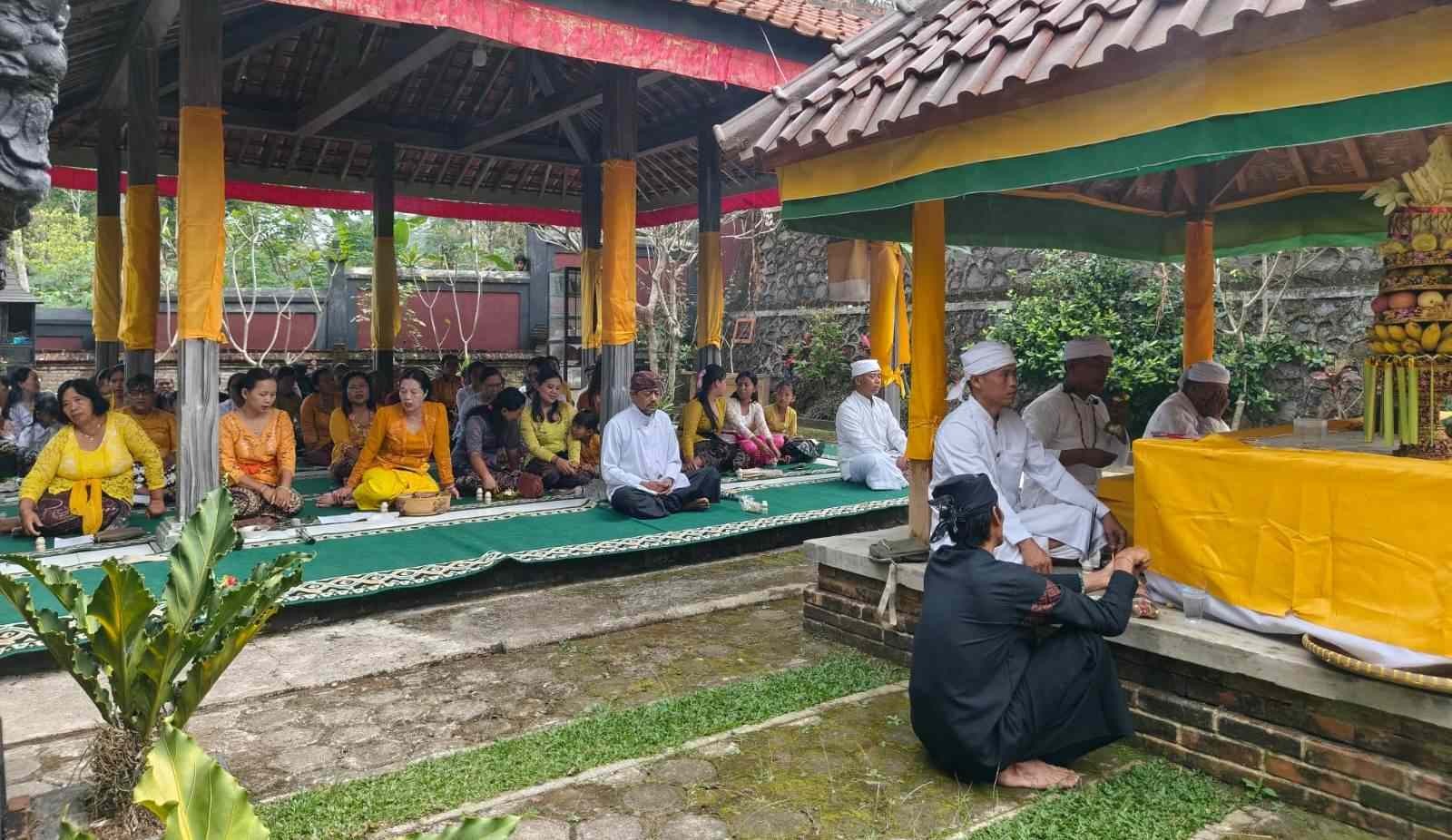 Umat Hindu Kabupaten Banyumas Laksanakan Persembahyangan Hari Suci Kuningan di Pura Pedaleman Giri Kendeng