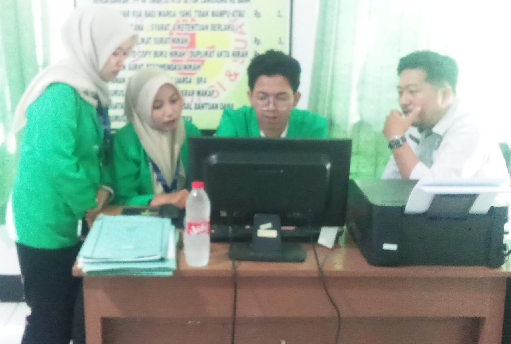 Penghulu KUA Beri Bimbingan Penginputan Data Pernikahan di SIMKAH Kepada Mahasiswa PPL