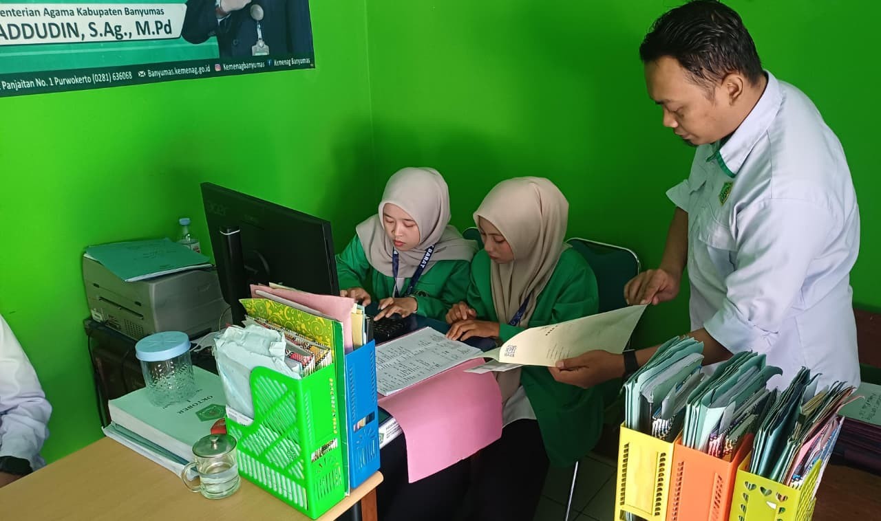 Staf KUA Bimbing  Mahasiswi PPL UIN SAIZU Input Berkas Pernikahan