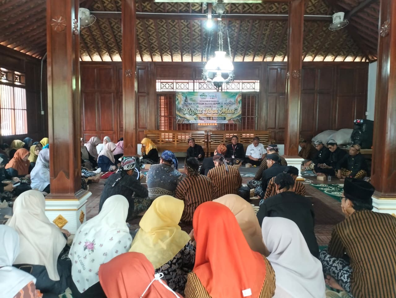 Penyuluh KUA Pekuncen Hadiri Pertemuan Rutin IPARI Banyumas, Kenakan Busana Adat Banyumasan sebagai Wujud Penghormatan Budaya