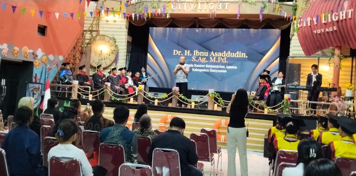 Hadiri Wisuda STT Soteria, Kakankemenag Banyumas Tekankan Pentingnya Keikhlasan dan Peran The Great Teacher