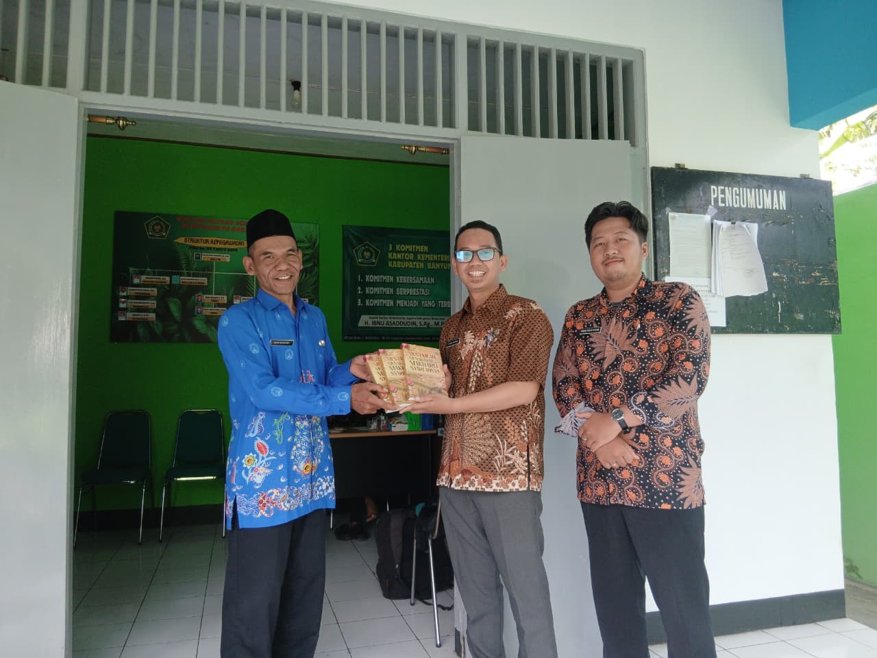 KUA Purwokerto Barat Terima Buku Musykilah Munakahat dari APRI Kabupaten Banyumas